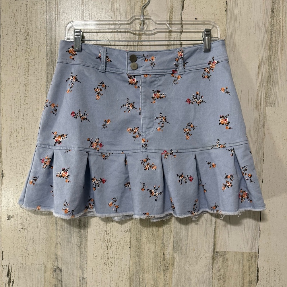 Tinseltown Light Blue Floral Pleated Mini Skirt